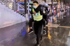 最美背影：民警雨中背老人回派出所找家人图片