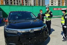 高速公路走错道 “任性”倒车被处罚图片
