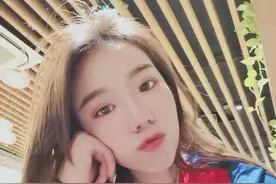 女球迷采访：既是球迷也是电竞粉，她最爱梅西和The Shy图片
