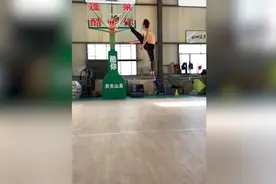 29秒丨张国伟迷操作之！以脚扣篮致敬乔丹图片