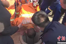 4岁男孩跌落40米水井 消防员“倒挂金钩”成功施救图片