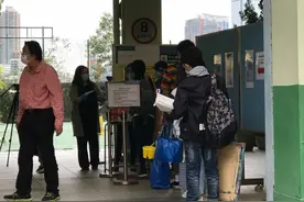 香港“高考”今日开考，有考生到场后因发烧未能应考图片