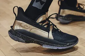 买鞋居然还送玩具！黑金 UA Curry 7 刚刚发售图片