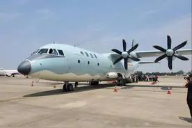 中国军队医疗专家组乘坐空军飞机抵达缅甸仰光图片