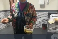 以厕为家？郑州一公厕住着一对老夫妇，平时在厕所做饭吃图片