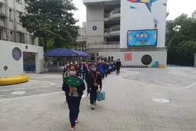 杭州市区一小学放学，校门口看不到一个家长！最近为了平安开学，大家都想尽办法……图片