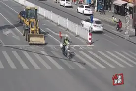 违法驾驶装载机 疯狂逃窜终被抓图片