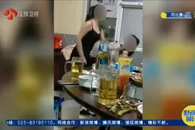 19岁女孩殴打15岁女孩，狂扇近50个耳光，河北唐山警方：刑拘！视频封面