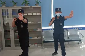 新疆吐鲁番市高昌区老城派出所开展全警实战大练兵之伸缩警棍使用训练图片