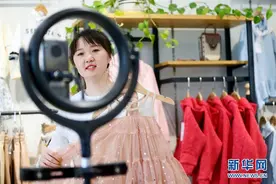 山东即墨：“云直播”助力服装商户拓市场图片
