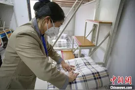 四川一高校宿管阿姨义务帮学生晒被子：每床被子均贴有专属“爱心标签”图片