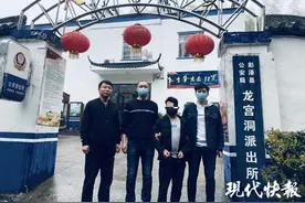 男子砸车就为偷一包纸巾：上厕所没纸图片