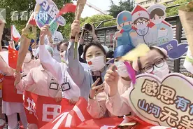 最后一批援鄂返沪医疗队“出关”！欢呼、拥抱……这一刻他们都哭了图片