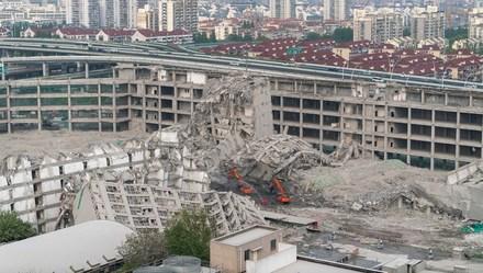 高楼爆破2攻略（全世界人民都爱围观烂尾楼百米高塔爆破前后）