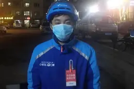 暖心！冰城送餐小哥连续7天接下“专属”订单：为独居老人喂饭、抱抬老人如厕……图片