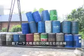 堆放近200桶潲水油民房附近散发恶臭，长沙多部门联合查处！8000斤潲水油险些流入市场图片