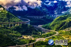 高路入云端 天堑变通途图片