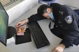 他是警察她是医生，这张照片让人泪目图片