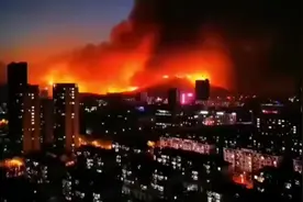 青岛山火复燃居民紧急撤离 ，1600名救火人员正全力扑救！视频封面
