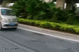 珠海两男子抢着开车！司机拘15天车主或被吊销驾照！借车惹祸图片