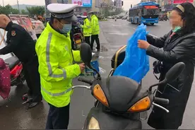 四川南充人性化“清伞除篷”1200件雨衣送给驾驶员图片