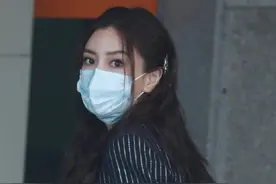 Baby路透照留波浪卷发露美腿 对粉丝挥手微笑亲和力满分图片
