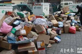 男子到快递点取快递，看见别人快递贵重于是“顺手牵羊”图片