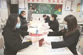 不排队！昆明小学新生现场确认首日 资料齐全10分钟就搞定图片