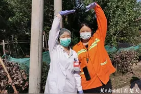 白衣天使与橙衣环卫工的一张迟到的合影图片