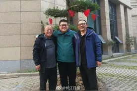 肺科医院“ICU三剑客”完成使命解散，相约“疫”过天晴再来武汉相聚图片