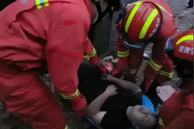 长沙一建筑工地挖机侧翻司机被困，消防破拆驾驶室救人图片