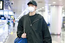 魏大勋全黑穿搭低调帅气 长腿吸睛少年感十足图片