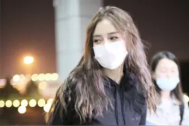 小腰精！Baby烫泡面头发量惹人羡 大秀蛮腰细腿身材绝了图片