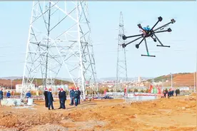 无人机首次完成带电跨越线路施工作业图片