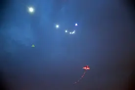 夜光风筝点“靓”东城夜空图片