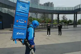 上海街头惊现“钢铁侠”外卖小哥，饿了么回应：“这是未来外卖配送方式”图片