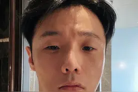小眼睛大疑惑！李荣浩追《青你2》找不到安崎弹舌图片