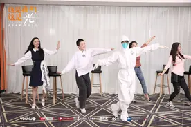 易烊千玺与方舱医护共跳《火红的萨日朗》图片