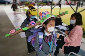 萌翻！头戴“一米帽”上课图片