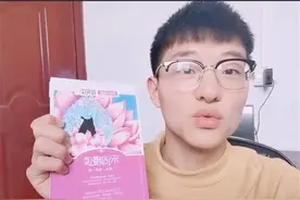 暖心！大学生花样为小朋友“书”送希望图片