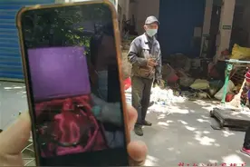 废弃的保险柜中，发现价值过万的金手镯，他选择物归原主图片