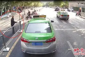 郑州“最帅的男人”搀扶老人过马路，小小举动感动市民图片