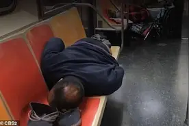 疫情下大量流浪汉占领纽约地铁，吃喝拉撒睡全在车上图片