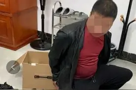 崩溃！车内放30万现金，吃个饭回来没了......图片