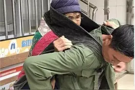 “背带大叔”为什么这两年很少再背老母亲看病？图片
