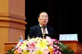 新冠肺炎为何全球大流行？他谈到了病毒和资本的野性图片