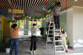 就是这样让你惊喜！采实小学部开学把校园装扮成绿野仙境图片
