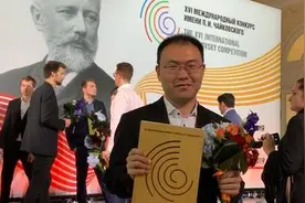 从美国飞回家，这位学钢琴的留学生带着一箱意想不到的行李图片