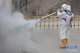 绥芬河：重庆志愿者消杀队助力抗疫图片