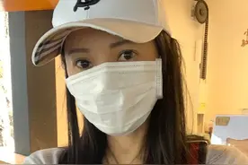 伊能静晒与女儿逛街照 米粒手握冰淇淋穿着时尚图片